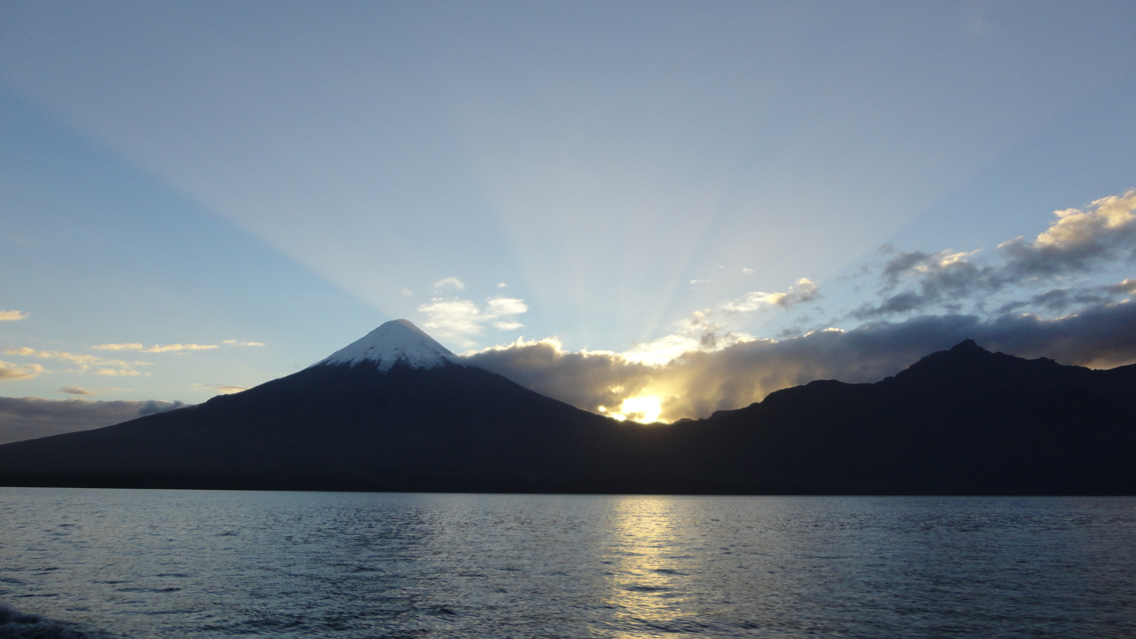 Lago LLanquihue and Vulcan Osorno